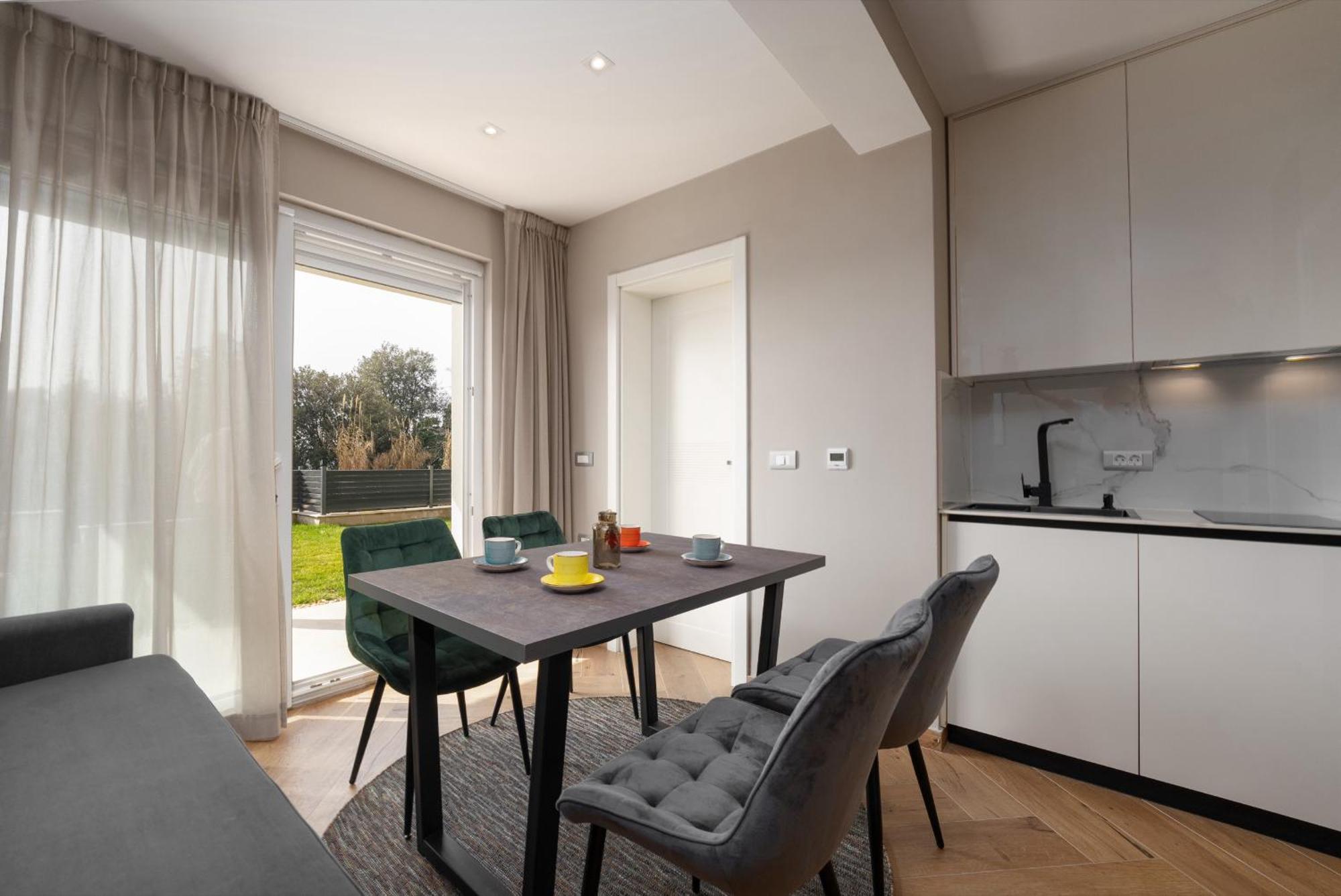 Larum Apartmens Vrsar Exterior photo
