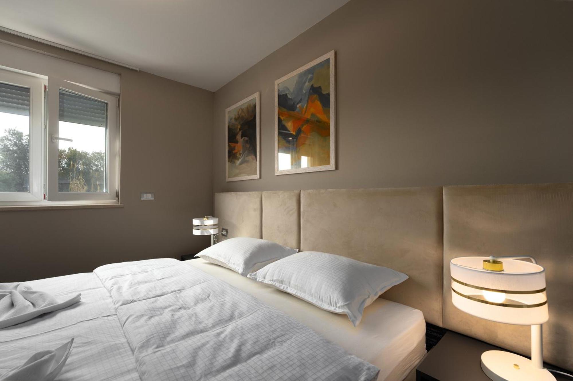 Larum Apartmens Vrsar Exterior photo