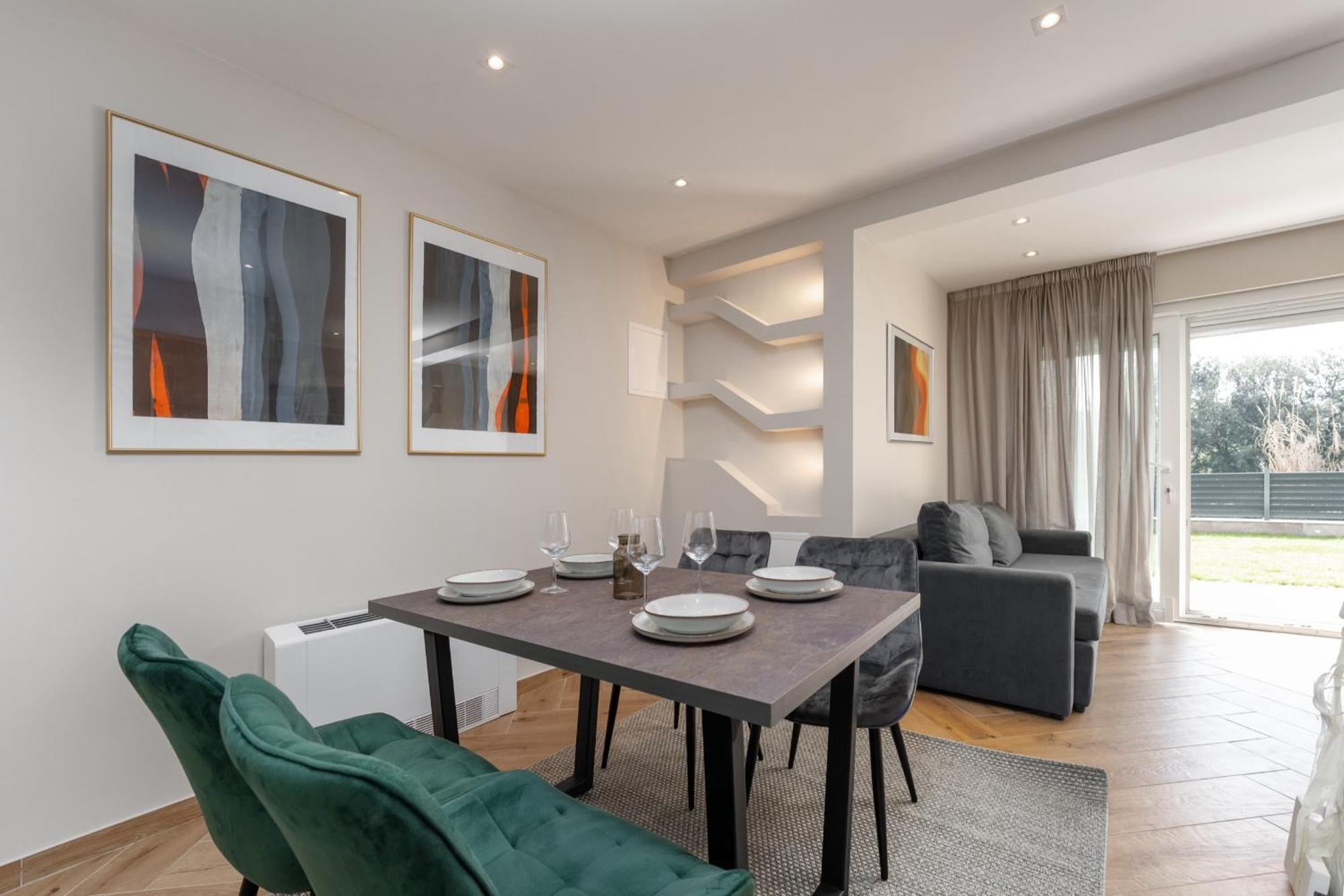 Larum Apartmens Vrsar Exterior photo
