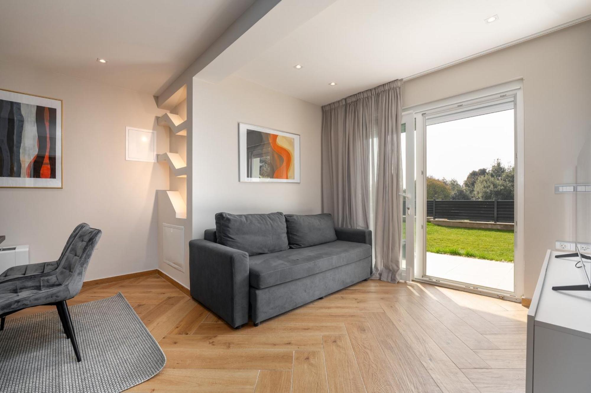Larum Apartmens Vrsar Exterior photo