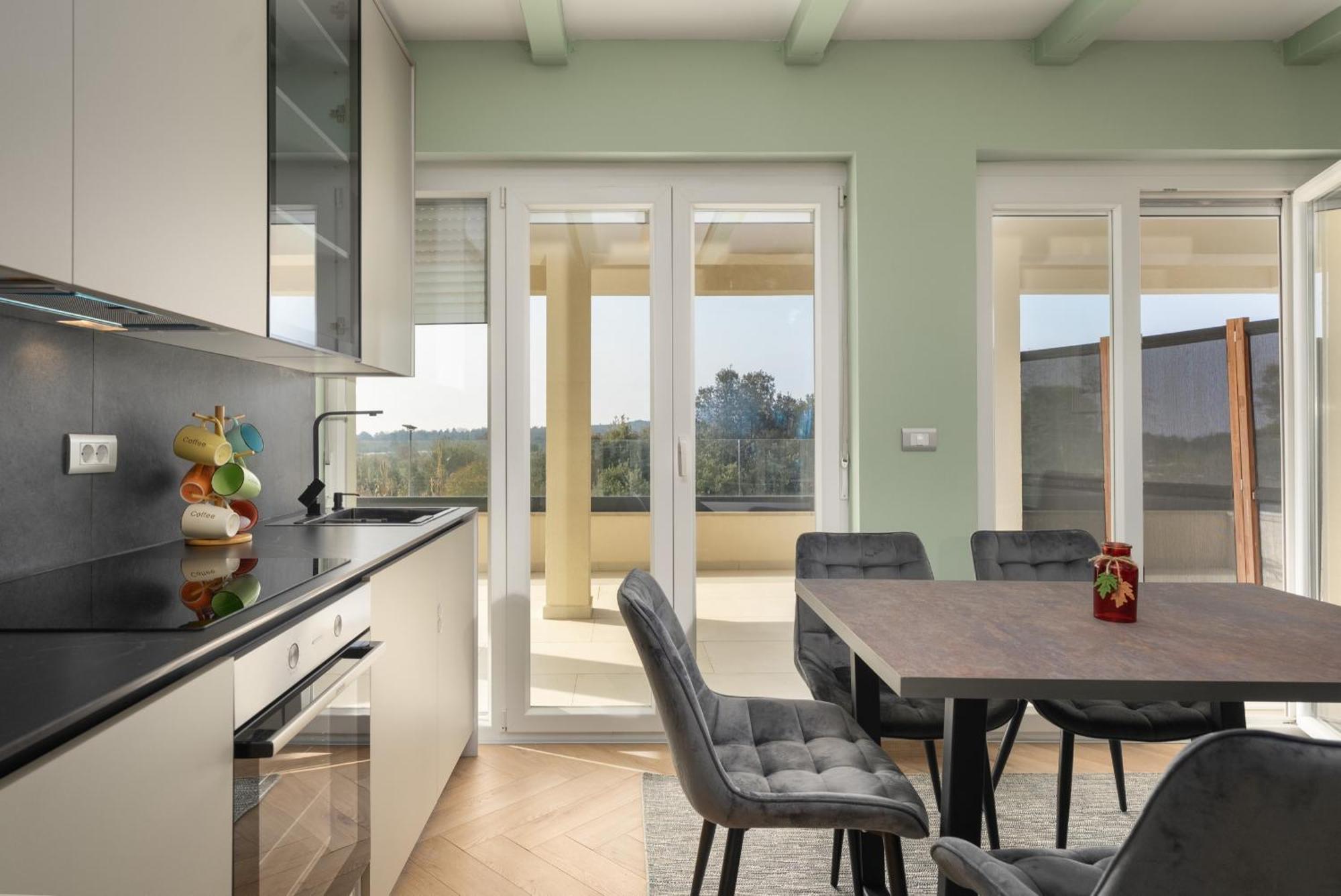 Larum Apartmens Vrsar Exterior photo