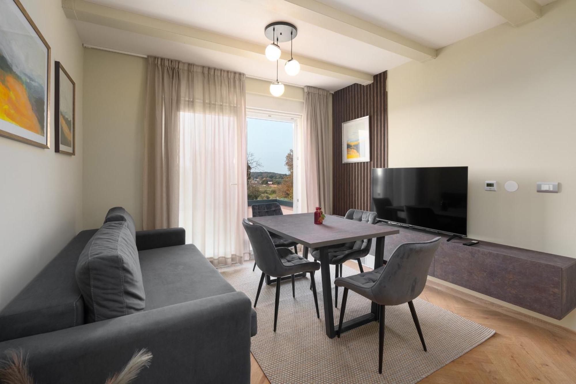 Larum Apartmens Vrsar Exterior photo